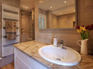 Master en-suite shower