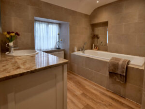 Master en-suite bath